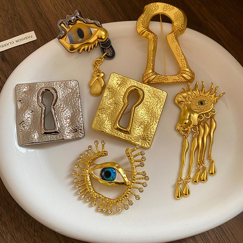 Vintage Evil Eye Big Eye Badge - Collectible Vintage Costume Jewelry ulasan dan harga